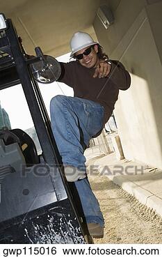 Banco de Imagem - jovem,  escalando, 
 máquina,  posar. 
fotosearch - busca 
de fotos, imagens 
e clipart