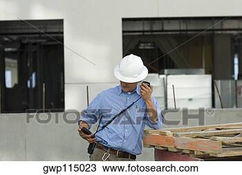 Banco de Imagem - macho,  construção, 
 trabalhador, 
 falando,  cb, 
 rádio. fotosearch 
- busca de fotos, 
imagens e clipart