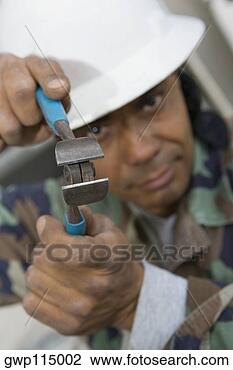 Banco de Imagem - retrato,  maduras, 
 segurando,  fio, 
 cortador. fotosearch 
- busca de fotos, 
imagens e clipart