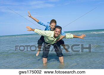 Banco de Imagem - meio,   mulher, 
  montando,   
piggyback,   meio, 
  seu,   braços. 
fotosearch - busca 
de fotos, imagens 
e clipart
