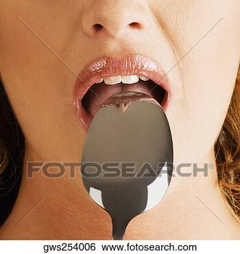 IMAGE(<a href="http://comps.fotosearch.com/comp/GLW/GLW542/gros-plan-jeune_~gws254006.jpg" rel="nofollow">http://comps.fotosearch.com/comp/GLW/GLW542/gros-plan-jeune_~gws254006.jpg</a>)