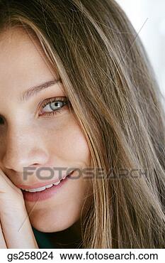Banco de Imagem - jovem,  mulher, 
 inclinar-se, 
 rosto,  mão. 
fotosearch - busca 
de fotos, imagens 
e clipart