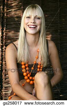 Foto - sorrindo,  mulher, 
 desgastar,  beaded, 
 colar. fotosearch 
- busca de fotos, 
imagens e clipart