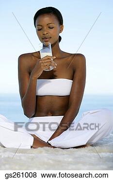 Banco de Imagem - mulher,  bebendo, 
 leite. fotosearch 
- busca de fotos, 
imagens e clipart