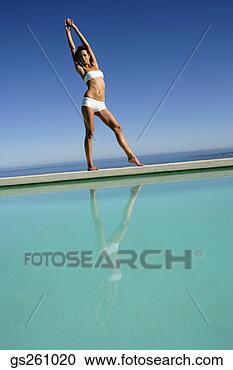 Arquivo de Fotografias - mulher,  esticar. 
fotosearch - busca 
de fotos, imagens 
e clipart