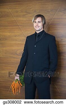 Banco de Imagem - sorrindo,  segurando, 
 cenouras. fotosearch 
- busca de fotos, 
imagens e clipart