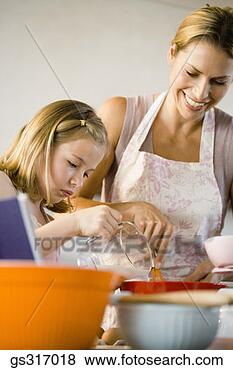 Banco de Imagem - mãe,  filha,  
assando. fotosearch 
- busca de fotos, 
imagens e clipart
