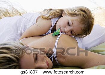 Dashuria e Mamit Girl-sleeping-mother_~gs318071
