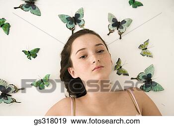 Arquivo Fotográficos - mulher,  mentindo, 
 borboletas. fotosearch 
- busca de fotos, 
imagens e clipart