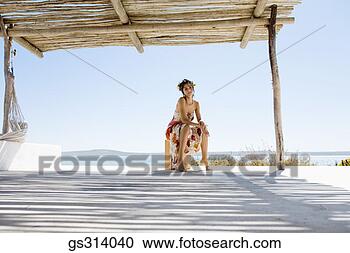 מאגר צילומים - אישה, לשבת, חוף 
ים, אכסדרה. fotosearch 
- חיפוש צילומים 
סרטים תמונות וקליפ 
ארט