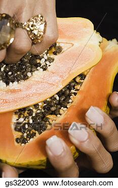 Banco de Imagem - mulher,  anéis, 
 segurando,  fresco, 
 fruta. fotosearch 
- busca de fotos, 
imagens e clipart