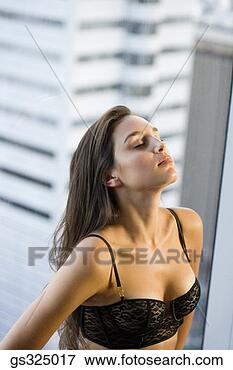 Foto - mulher,  olhos, 
 fechado. fotosearch 
- busca de fotos, 
imagens e clipart
