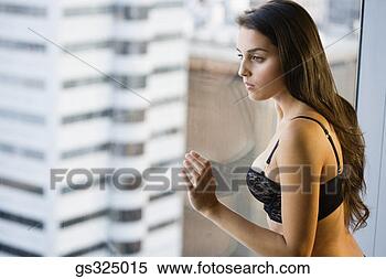 Banco de Imagem - pensativo,  mulher, 
 olhar,  saída, 
 janela. fotosearch 
- busca de fotos, 
imagens e clipart