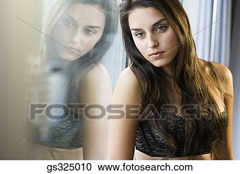 Arquivo de Fotografias - pensativo,  mulher. 
fotosearch - busca 
de fotos, imagens 
e clipart