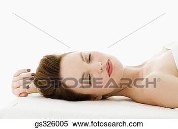 Banco de Imagem - descansar,  mulher, 
 mentindo,  baixo. 
fotosearch - busca 
de fotos, imagens 
e clipart