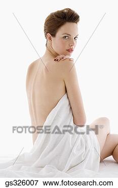 Foto - mulher,  cobertura, 
 cima,  folha. 
fotosearch - busca 
de fotos, imagens 
e clipart