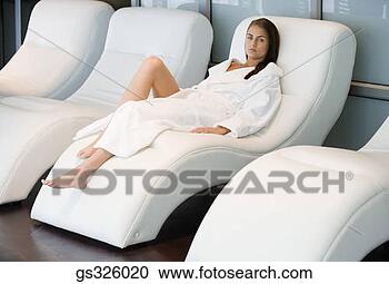 Arquivo de Fotografias - mulher,  manto, 
 spa. fotosearch 
- busca de fotos, 
imagens e clipart