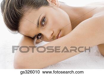Arquivo de Fotografias - mulher,  mentindo, 
 baixo. fotosearch 
- busca de fotos, 
imagens e clipart