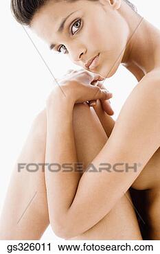 Arquivo de Fotografia - mulher,  segurando, 
 pernas. fotosearch 
- busca de fotos, 
imagens e clipart