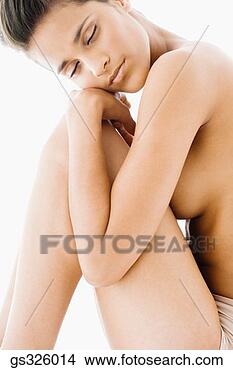 Banco de Imagem - mulher,  segurando, 
 pernas,  olhos, 
 fechado. fotosearch 
- busca de fotos, 
imagens e clipart