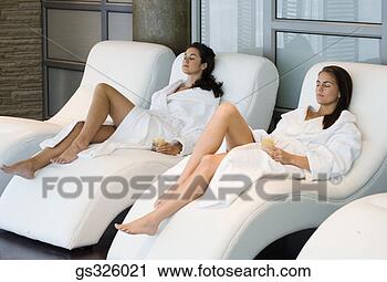 Arquivo de Fotografia - mulheres,  manto, 
 spa. fotosearch 
- busca de fotos, 
imagens e clipart