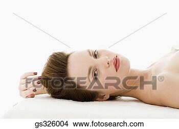 Banco de Imagem - retrato,  mulher, 
 mentindo,  baixo. 
fotosearch - busca 
de fotos, imagens 
e clipart