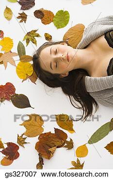 Foto - menina,  dormir, 
 folhas. fotosearch 
- busca de fotos, 
imagens e clipart