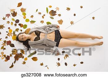 Banco de Imagem - menina,  dormir, 
 folhas. fotosearch 
- busca de fotos, 
imagens e clipart
