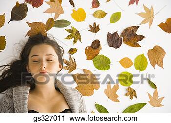 Arquivo de Fotografia - menina,  dormir, 
 folhas. fotosearch 
- busca de fotos, 
imagens e clipart
