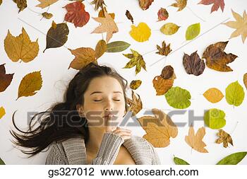 Banco de Imagem - menina,  dormir, 
 folhas. fotosearch 
- busca de fotos, 
imagens e clipart
