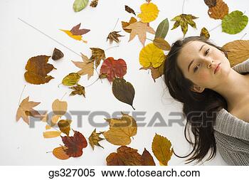 Banco de Imagem - menina,  folhas. 
fotosearch - busca 
de fotos, imagens 
e clipart