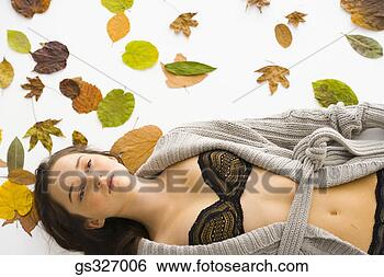 Banco de Imagem - menina,  folhas. 
fotosearch - busca 
de fotos, imagens 
e clipart