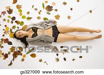 Arquivo Fotográficos - menina,  folhas. 
fotosearch - busca 
de fotos, imagens 
e clipart