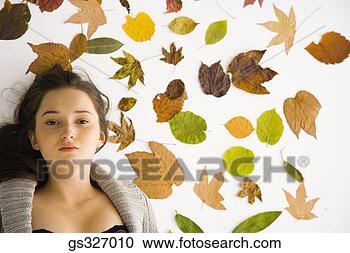 Arquivo de Fotografias - menina,  folhas. 
fotosearch - busca 
de fotos, imagens 
e clipart
