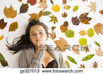 Banco de Imagem - menina,  folhas. 
fotosearch - busca 
de fotos, imagens 
e clipart