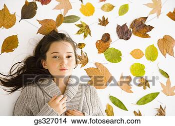 Banco de Imagem - menina,  folhas. 
fotosearch - busca 
de fotos, imagens 
e clipart