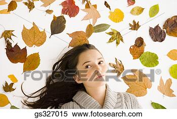 Banco de Imagem - menina,  folhas. 
fotosearch - busca 
de fotos, imagens 
e clipart