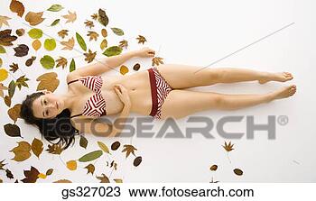Banco de Imagem - menina,  folhas. 
fotosearch - busca 
de fotos, imagens 
e clipart