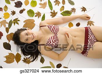 Banco de Imagem - menina,  folhas. 
fotosearch - busca 
de fotos, imagens 
e clipart