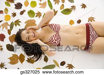 Banco de Imagem - menina,  folhas. 
fotosearch - busca 
de fotos, imagens 
e clipart