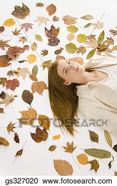 Arquivo de Fotografias - mulher,  folhas. 
fotosearch - busca 
de fotos, imagens 
e clipart