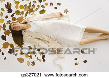Arquivo de Fotografia - mulher,  folhas. 
fotosearch - busca 
de fotos, imagens 
e clipart