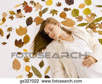 Banco de Imagem - mulher,  folhas. 
fotosearch - busca 
de fotos, imagens 
e clipart