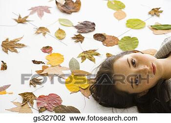 Banco de Imagem - sério,  menina, 
 folhas. fotosearch 
- busca de fotos, 
imagens e clipart