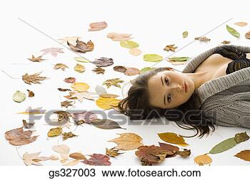 Banco de Imagem - sério,  menina, 
 folhas. fotosearch 
- busca de fotos, 
imagens e clipart