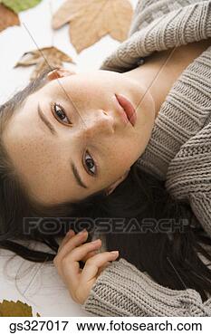 Foto - sério,  menina. 
fotosearch - busca 
de fotos, imagens 
e clipart