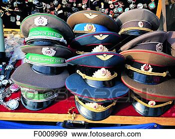 Arquivo Fotográficos - berlim,  velho, 
 russo,  leste, 
 alemanha,  bonés, 
 venda. fotosearch 
- busca de fotos, 
imagens e clipart