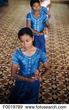 Arquivo Fotográficos - cambodia,  phnom, 
 penh,  apsara, 
 jovem,  dançarinos. 
fotosearch - busca 
de fotos, imagens 
e clipart