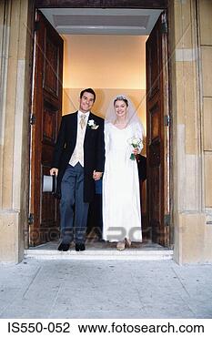 Banco de Imagem - newly-weds,  partindo, 
 igreja. fotosearch 
- busca de fotos, 
imagens e clipart