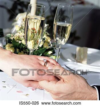 Banco de Imagem - newly-weds, segurando,  mãos. fotosearch  - busca de fotos,  imagens e clipart